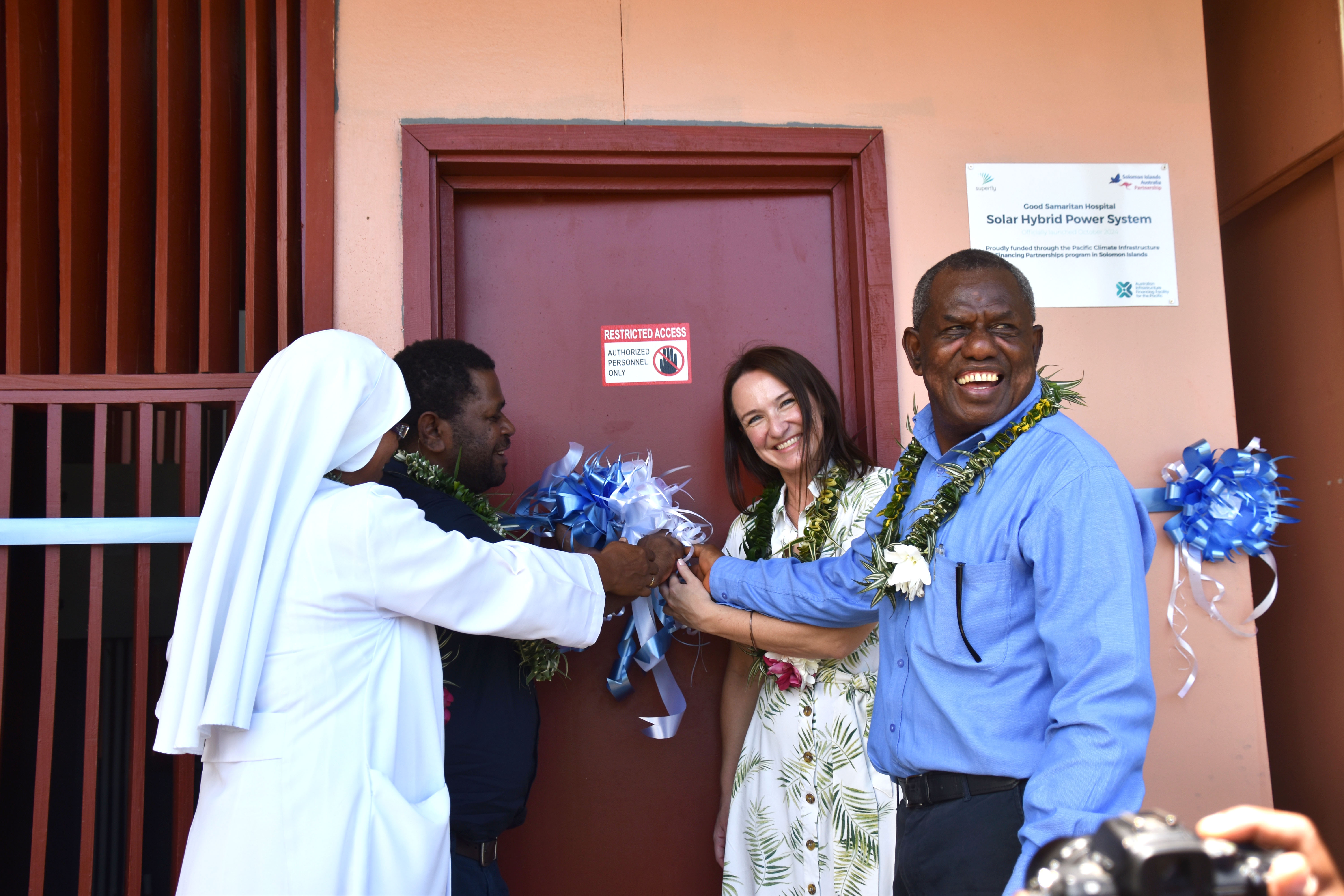 The Hon. Dr Paul Popora Bosawai, Minister of Health and Medical Services; the Hon. Willie Atu, Premier of Guadalcanal Province; Ms Lindsay Buckingham, Minister-Counsellor Australian High Commission; and Sister Daliborka Rojo, Good Samaritan Hospital Administrator officially opening the battery house for the 70kW solar and 225kWh Battery Energy Storage System installed by Superfly Limited at Good Samaritan Hospital.